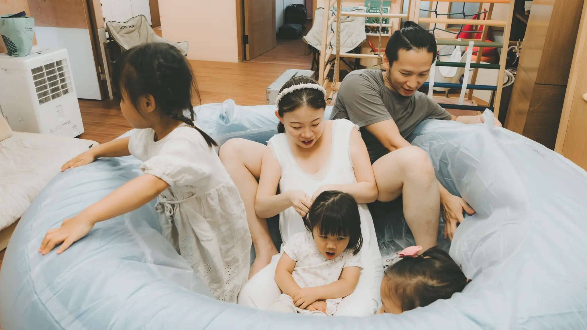 品牌故事 - 全家人在水池裡